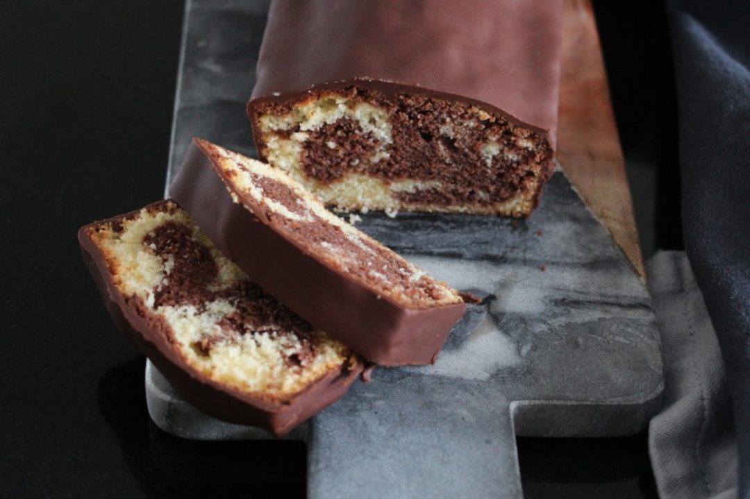 Cake de Sophie marbré au chocolat tranché sur planche en marbre gris