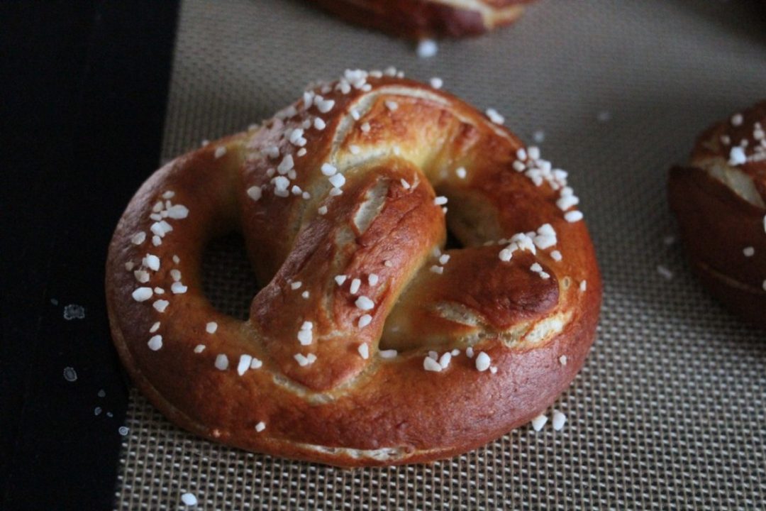 Bretzel doré et croustillant parsemé de gros sel, recette bretzel alsacienne
