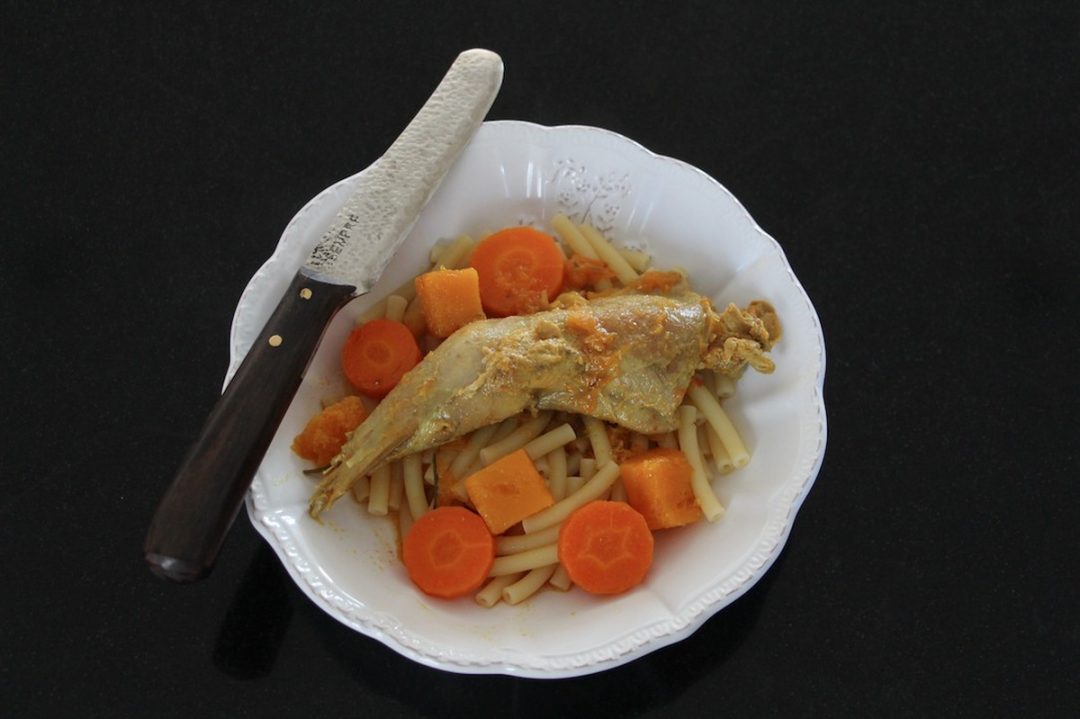 Plat de faisan doré sur pâtes et légumes, recette faisan moelleux en cocotte