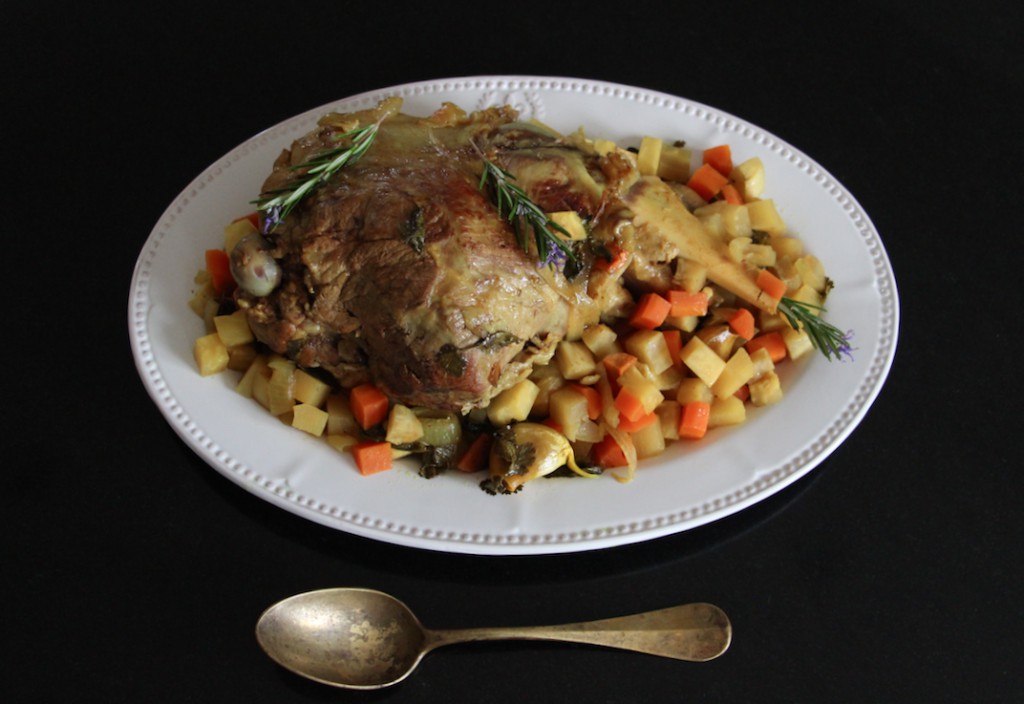 Gigot d'agneau basse température sur lit de légumes racines colorés