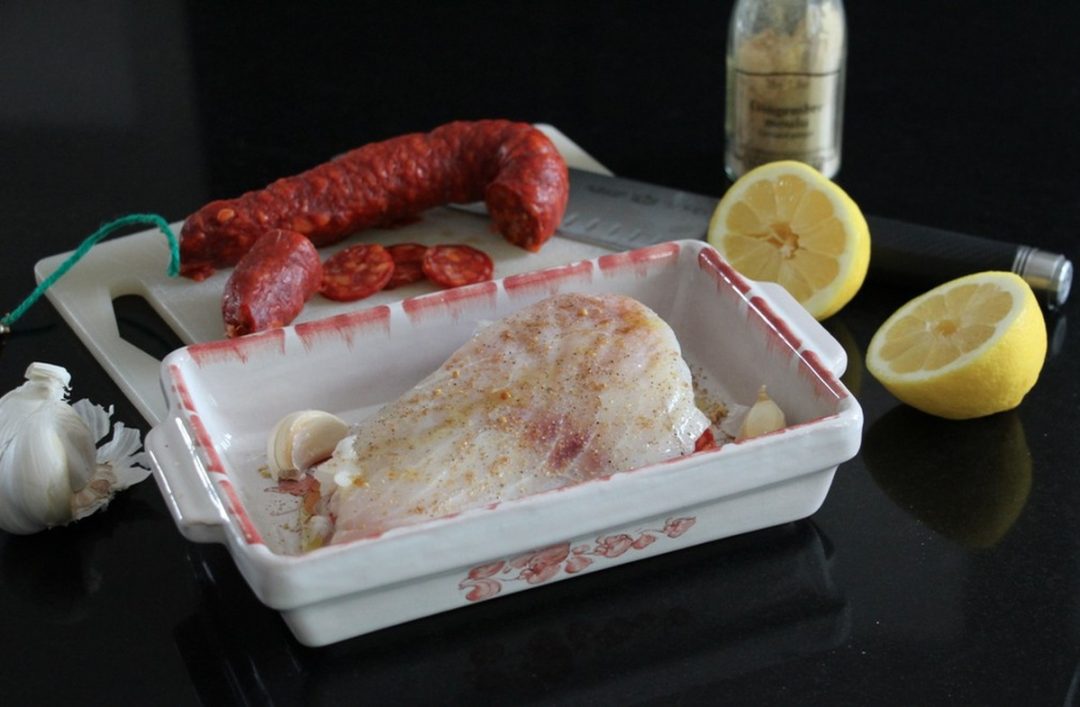 Cabillaud chorizo top chef dans un plat en céramique avec citron et ail
