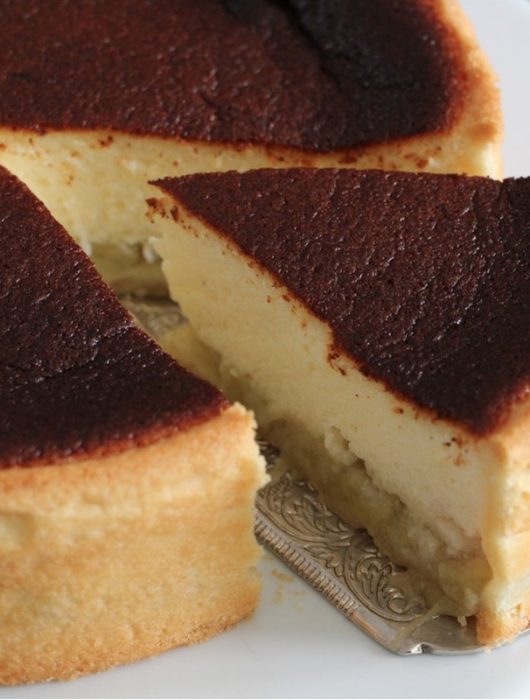Part de tarte rhubarbe fromage blanc avec croûte dorée et garniture crémeuse
