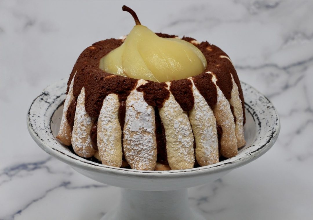 Charlotte poire chocolat avec biscuits poudrés et poire poachée au centre