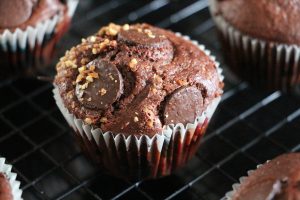 Muffin au chocolat moelleux avec pépites et éclats de noisettes, recette muffins chocolat moelleux
