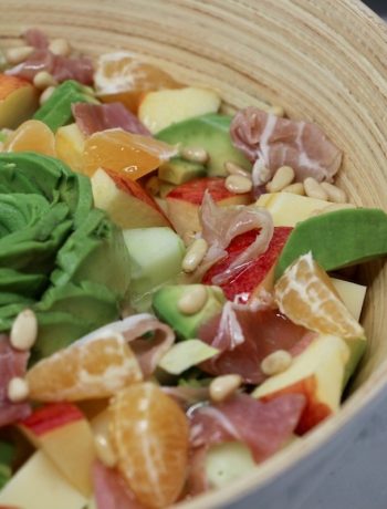 Avocat en rosace sur salade de mâche gourmande aux agrumes et jambon