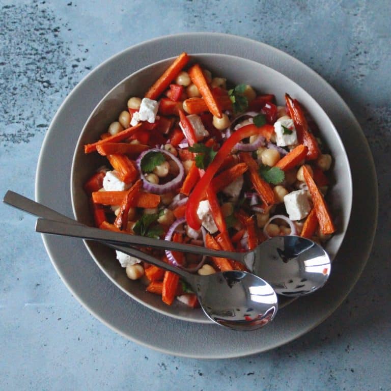 Salade de pois chiche cumin avec carottes rôties et poivrons rouges, vue de dessus