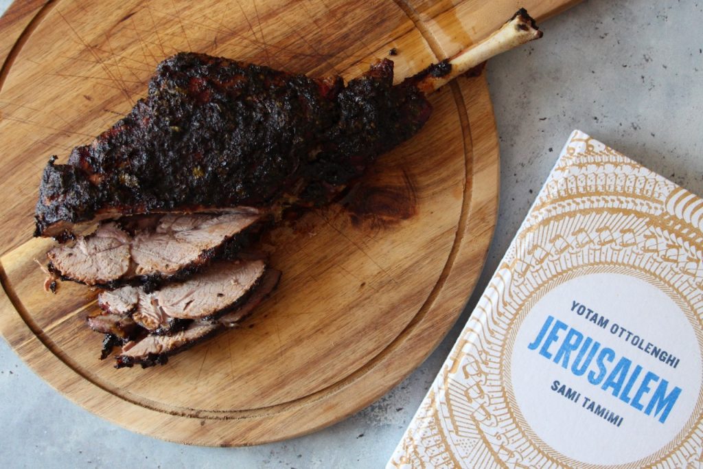 Tranche de shawarma d'agneau juteux sur planche en bois, recette agneau savoureuse