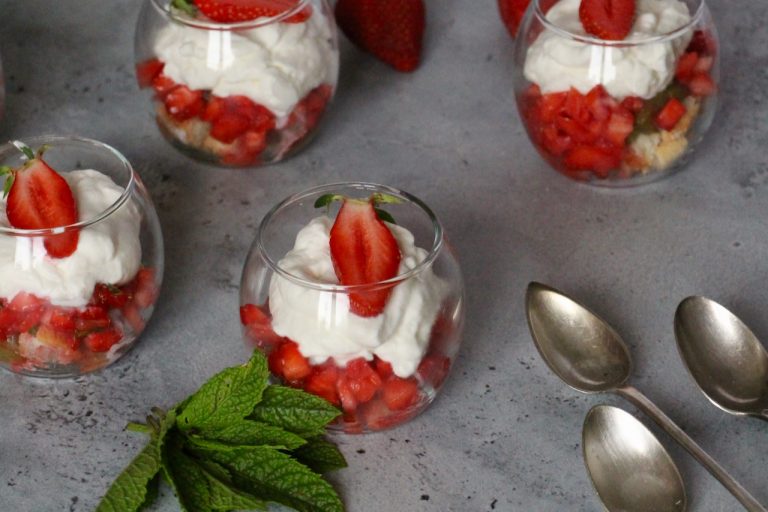 Verrines élégantes de dessert fraise rhubarbe gastronomique avec crème onctueuse