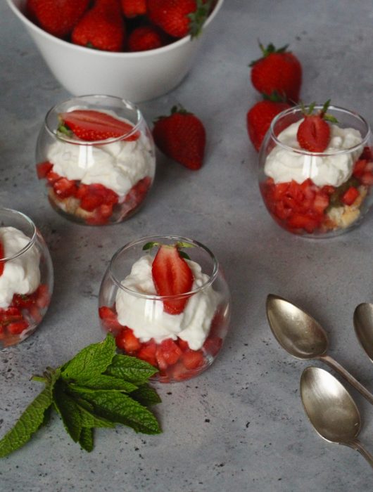 Verrines élégantes avec fraises fraîches et crème, dessert fraise rhubarbe gastronomique