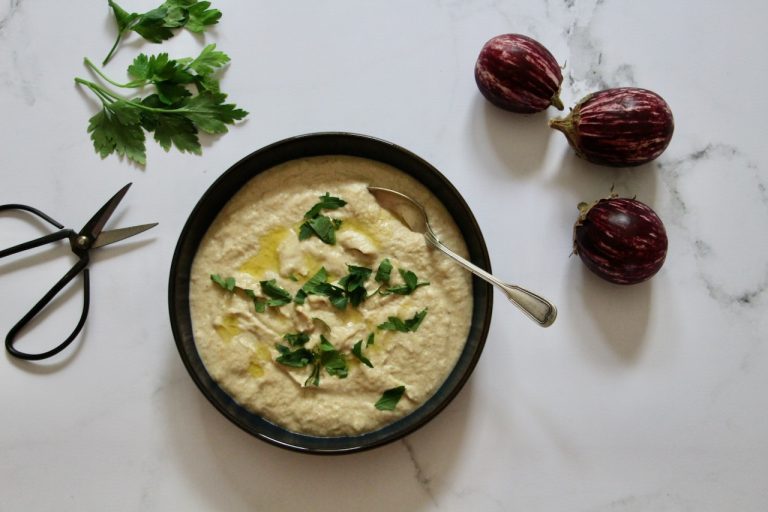 Crème onctueuse de caviar aubergine garnie de persil frais dans un bol noir