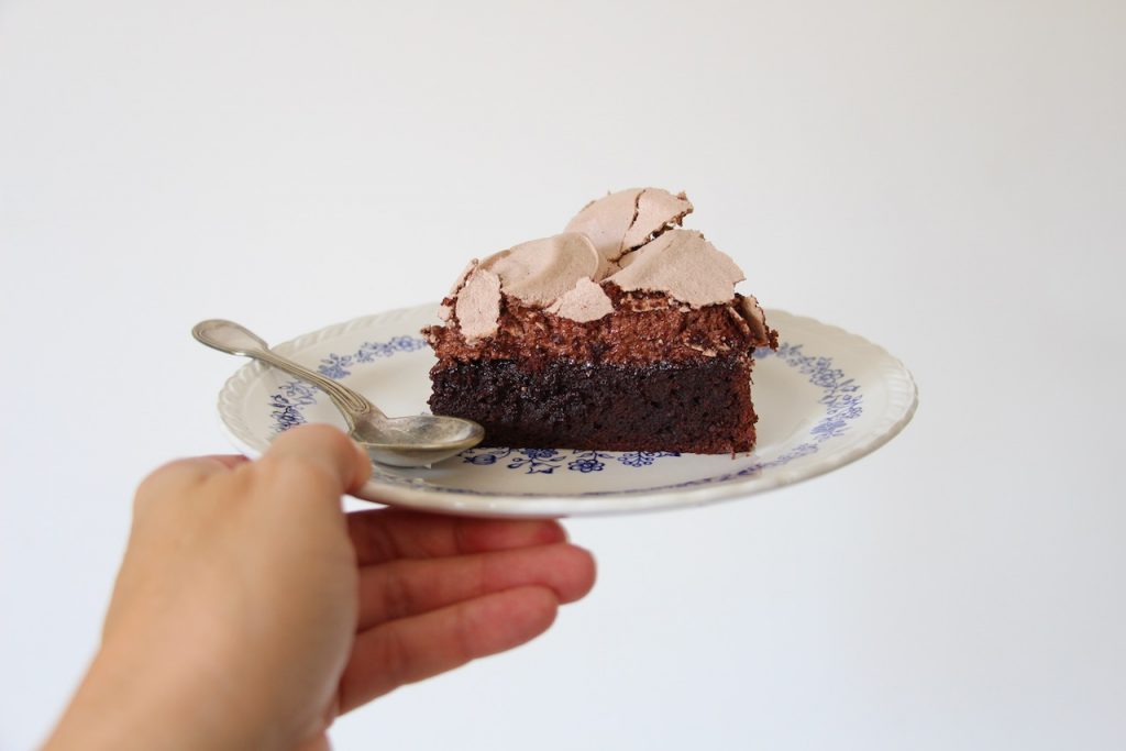 Gâteau au chocolat meringué thème Handball - SORS TES COUVERTS