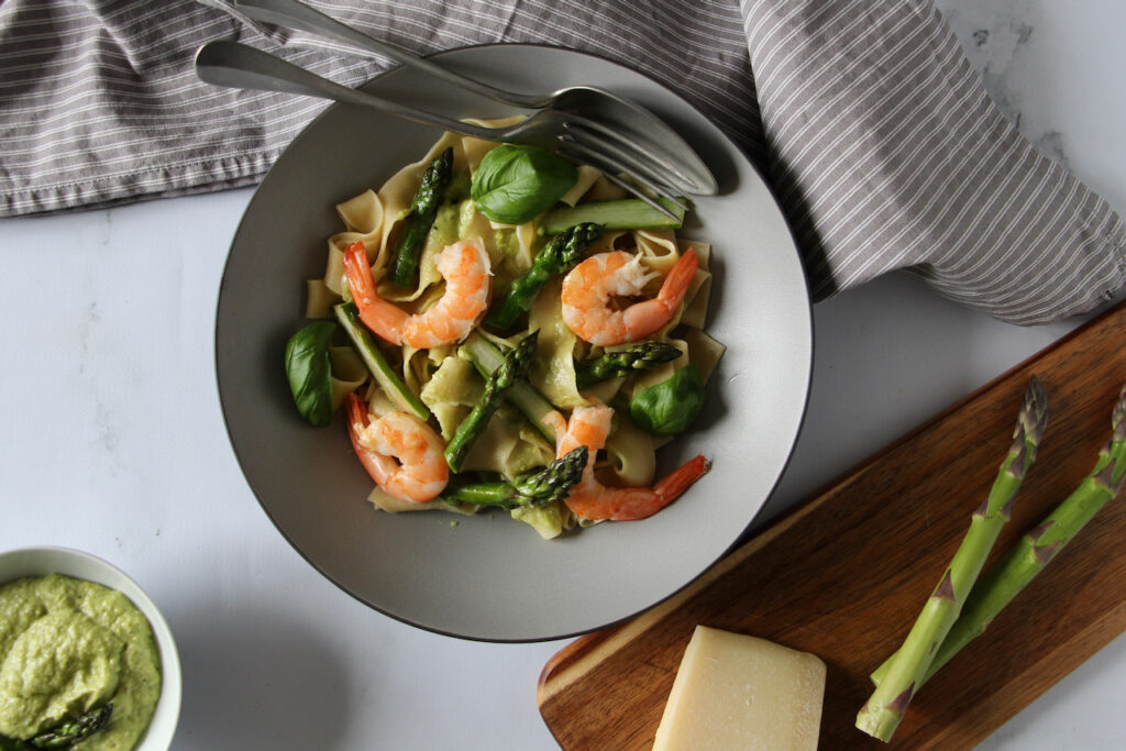 Pâtes au Pesto d’Asperges vertes et Crevettes Casserole & Chocolat