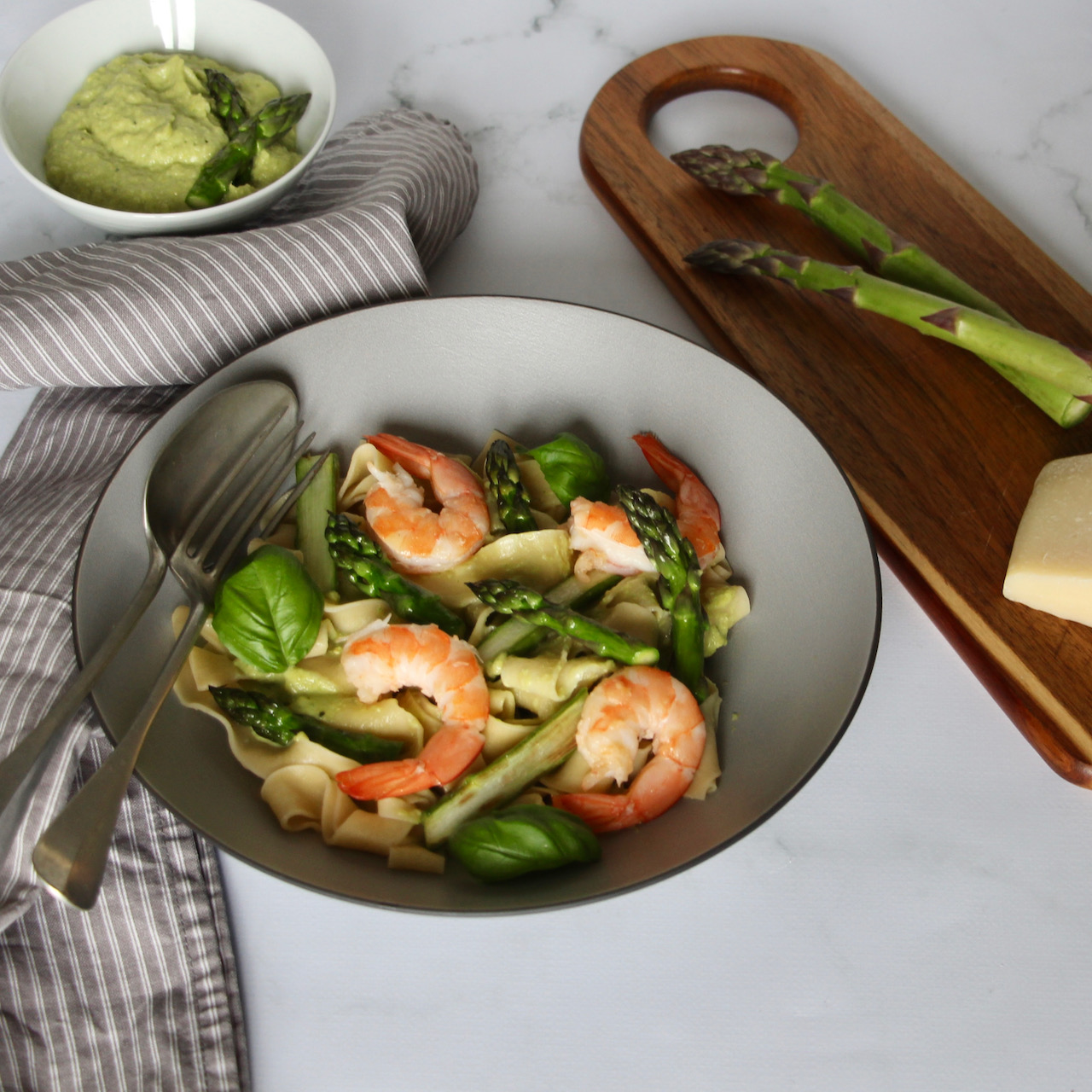 Pâtes au Pesto d’Asperges vertes et Crevettes Casserole & Chocolat