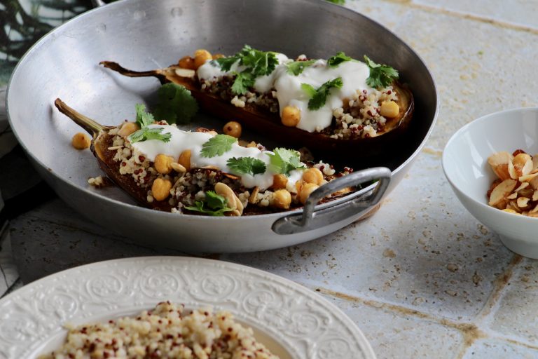 Aubergines rôties garnies de quinoa, pois chiches et yaourt crémeux