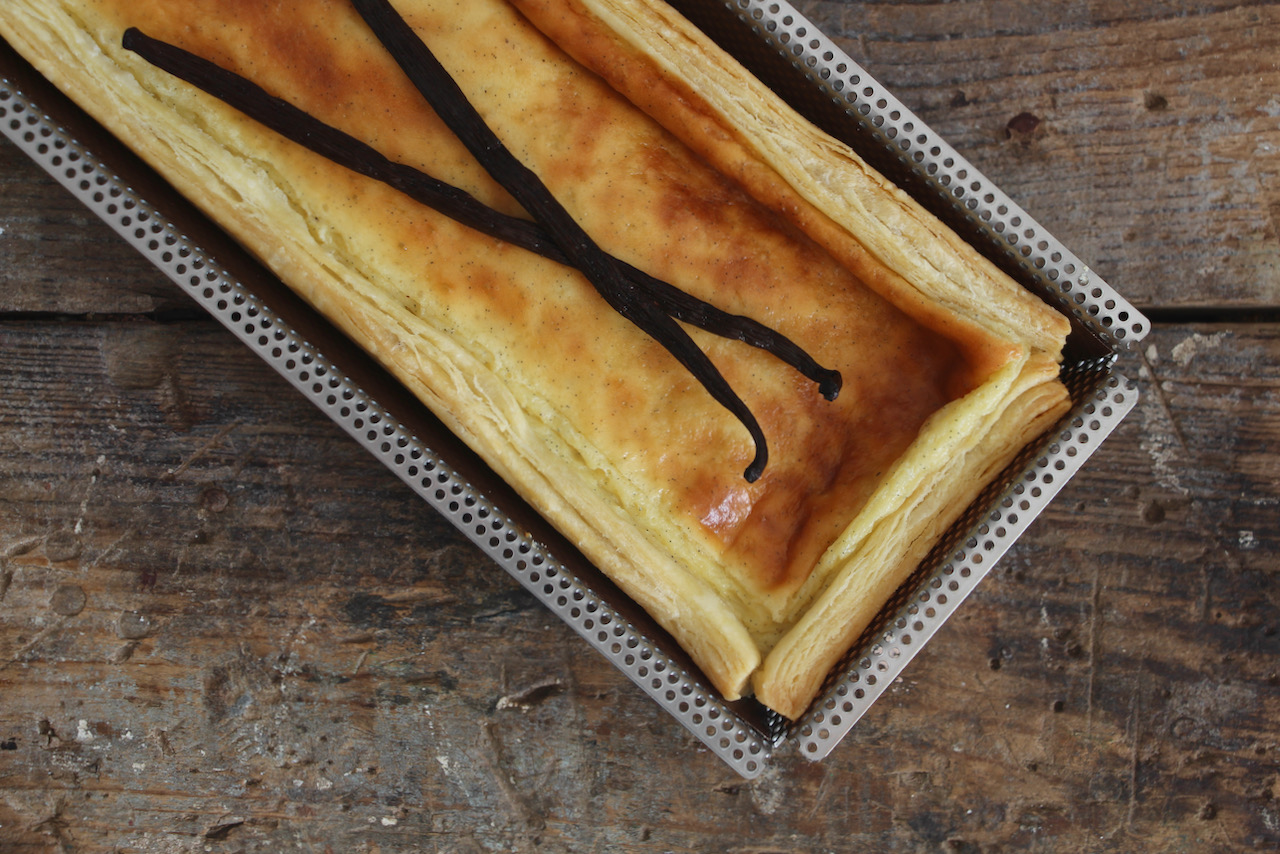 Flan pâtissier à la vanille, chocolat blanc et noix de coco avec fond  biscuité