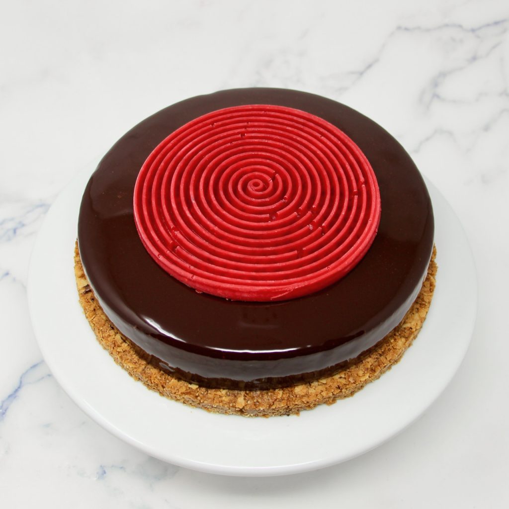 Entremet caramel vanille et glaçage miroir au chocolat. Moule