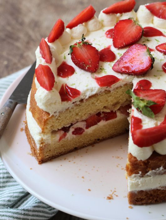 Gâteau fraise garni de crème chantilly et fraises fraîches, tranche manquante