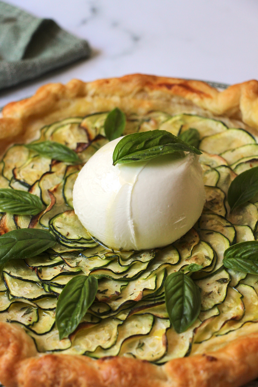 Tarte fine Courgette, Thym, Basilic et Burrata Casserole & Chocolat