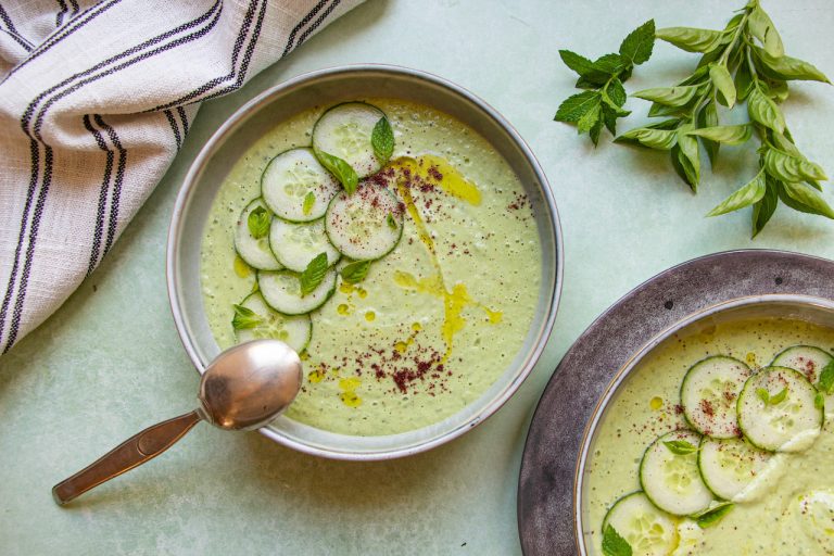 Bol de gaspacho concombre garni de rondelles de concombre et herbes fraîches