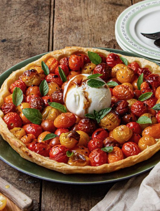 Tarte tomate burrata colorée avec tomates cerises rôties et basilic frais