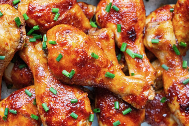 Pilons dorés nappés de marinade poulet barbecue, parsemés de ciboulette fraîche