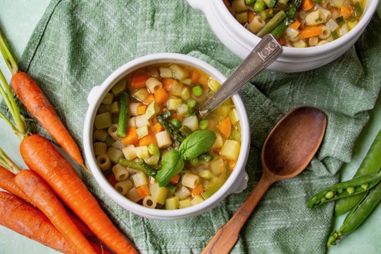 Bol de minestrone coloré, idéal pour un plat de printemps entre amis