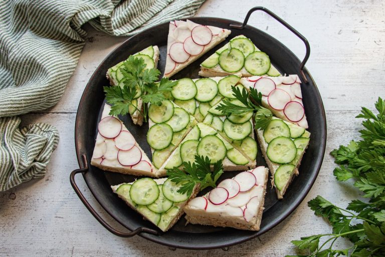 Sandwichs Triangle au Thon, Concombre et Radis