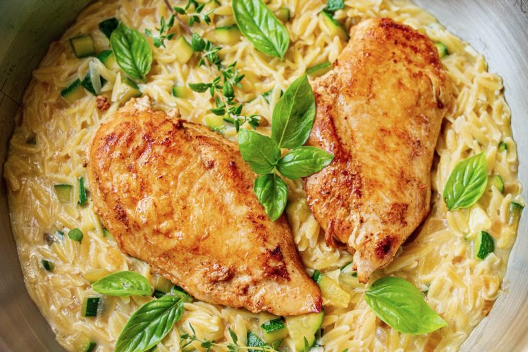 Poulet doré sur lit d'orzo crémeux avec courgettes et basilic frais