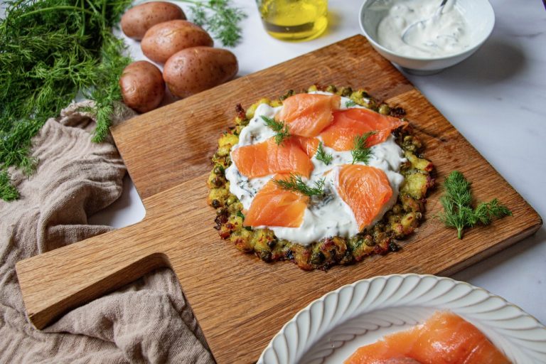 Fond de tarte pomme de terre croustillant garni de yaourt et saumon fumé