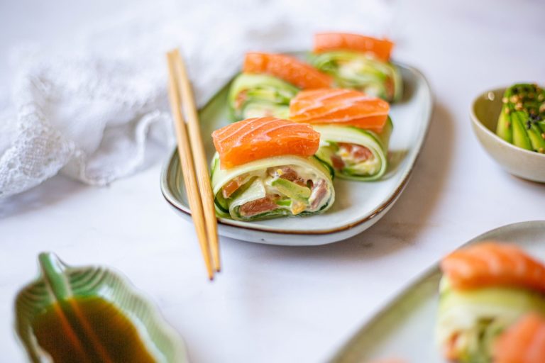 Makis de concombre avec saumon frais et œuf mimosa, garnis d'avocat crémeux