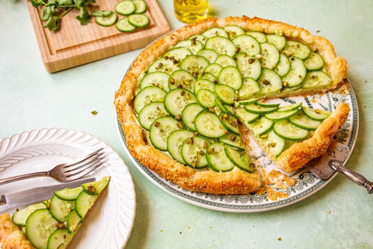 Tranches de concombre sur tarte fine pistache, vue d'ensemble colorée