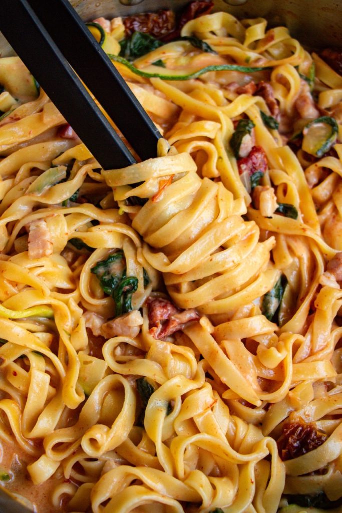 Tagliatelles crémeuses avec courgettes et lardons, gros plan one pot courgette