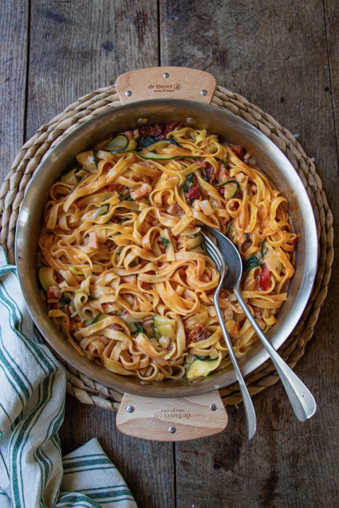 Tagliatelles crémeuses avec courgettes et lardons dans une poêle, one pot courgette