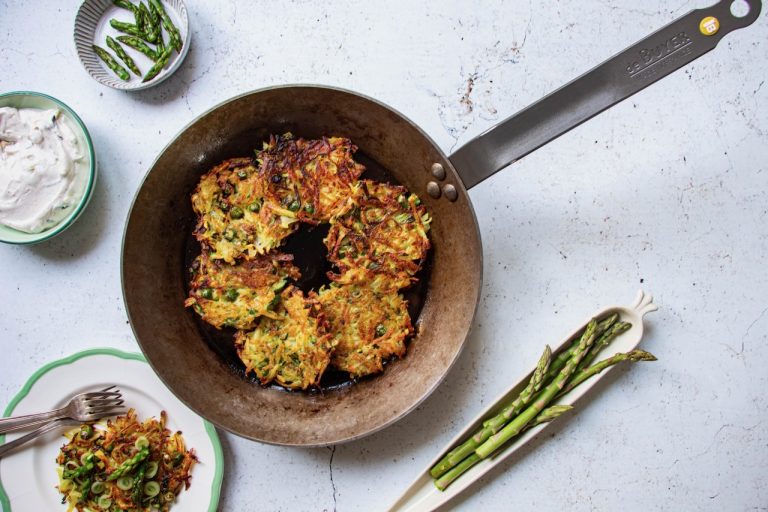 Röstis dorés aux légumes, accompagnés d'asperges fraîches, entrée printemps gastronomique