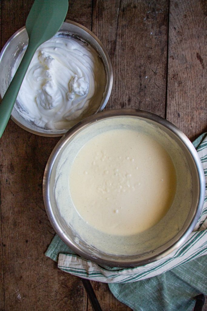 Mélange crémeux pour tarte au fromage blanc dans un bol en métal