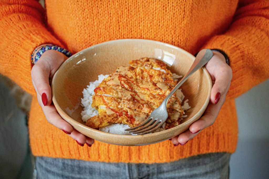 Assiette de tasty crousty recette sur lit de riz blanc, servie avec sauce onctueuse