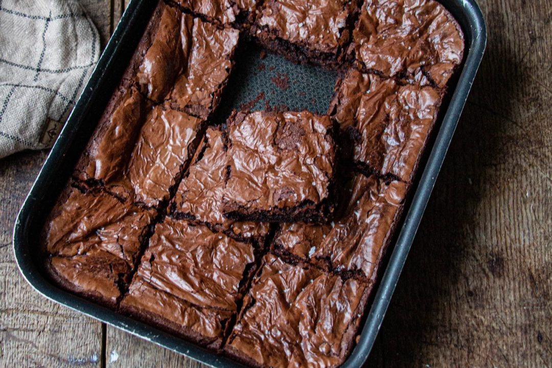 Carré de brownie au chocolat avec croûte brillante et texture fondante