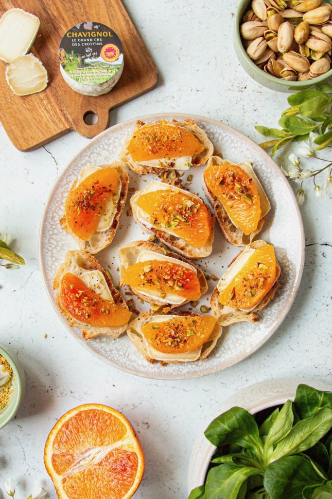 Assiette de bruschettas avec Crottin de Chavignol, quartiers d'orange, pistaches