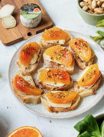 Tranches de pain garnies de Crottin de Chavignol, segments d'orange et pistaches concassées