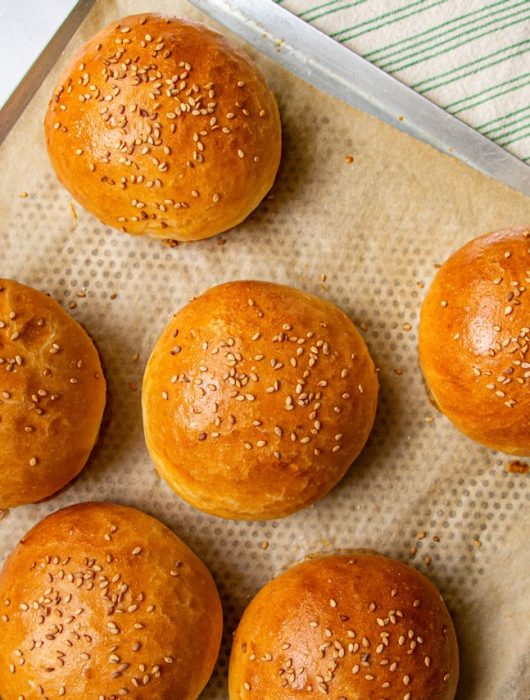 Buns dorés et moelleux avec graines de sésame, parfaits pour pain burger maison