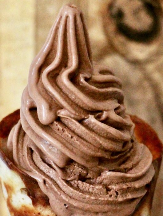 Gros plan d'une glace chocolat ninja creami, texture onctueuse et crémeuse