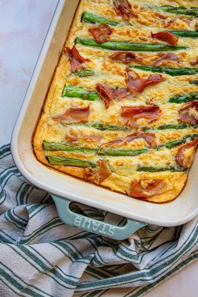 Quiche sans pâte aux asperges blanches et jambon cru dorée au four