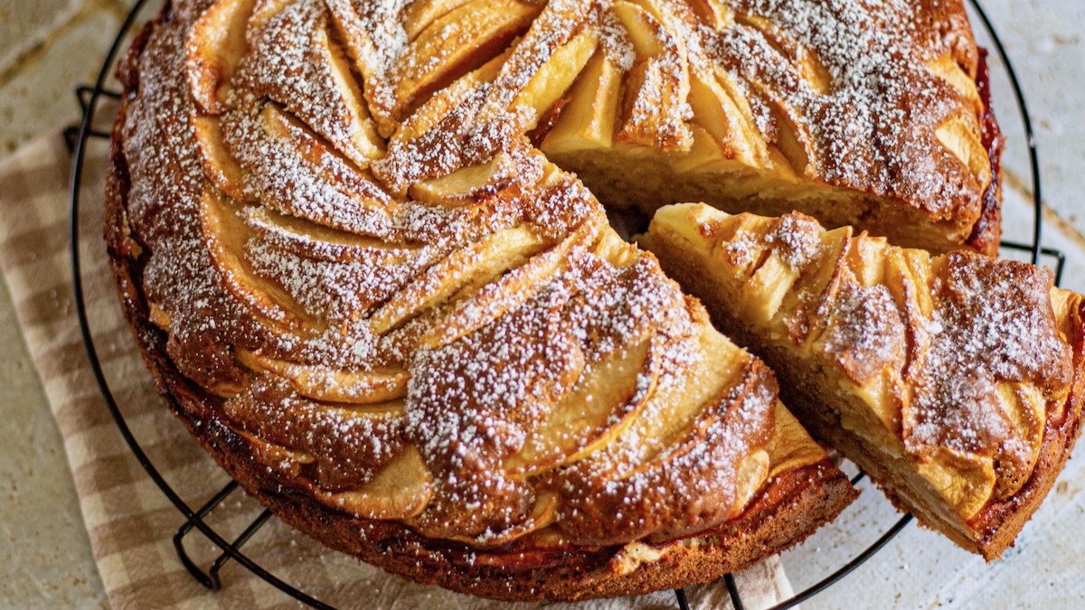 Gâteau mascarpone aux pommes dorées, saupoudré de sucre glace sur grille de refroidissement