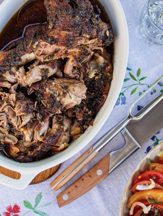 Agneau shawarma effiloché dans un plat ovale, servi sur une nappe fleurie