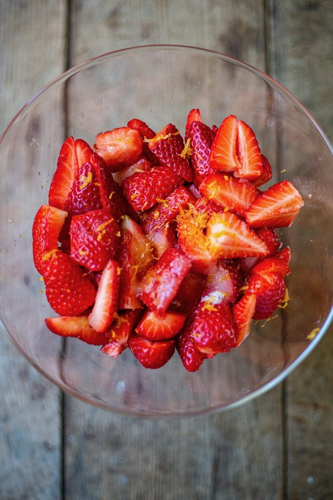 Morceaux de fraises fraîches préparées pour la tarte rhubarbe fraise