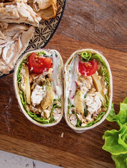 Wrap protéiné au Poulet rôti tranché, garni de laitue, tomate et fromage