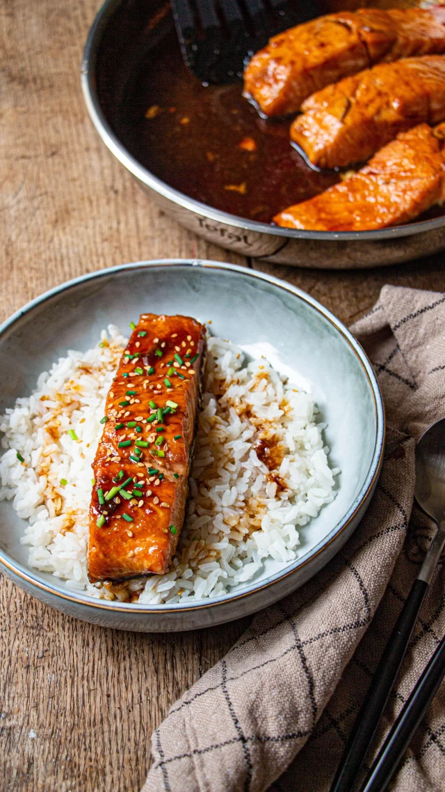 🇫🇷 Voici mon plat préféré pour les vacances : le saumon teriyaki !
Est-ce que tu aimes ça ?
Bon appétit !

Ingrédients
600 g de filet de saumon cru
60 g de sauce soja
60 g de Mirin
2 càs de sirop d’érable
1 gousse d’ail
2 cm de racine de gingembre frais
2 càs d’huile
1 poignée de sésame doré
Poivre

Déroulé
Dans un bol, mélangez la sauce de soja, la sauce Mirin et le sirop d’érable.
Épluchez et émincez l’ail et le gingembre. Ajoutez les fines tranches à la sauce.
Mettez le saumon en marinade 2 heures.
Faites chauffez l’huile et faites dorer vos filets de saumon sur chaque face à feu vif.
Ajoutez 3-4 càs du reste de marinade, cuisez encore 2 minutes
Poivrez, saupoudrez de graines de sésame et servez !

🇺🇸 Salmon teriyaki, one of my favorite Japanese food !
Do you like it?

#saumon #ideerepas #recetteexpress #teriyaki #casseroleetchocolat #recettefacile #recetterapide #gourmandise #faitmaison #recette #cuisinejaponaise #japanesefood #salmon #easyrecipesathome #recipe #homefood #homecook