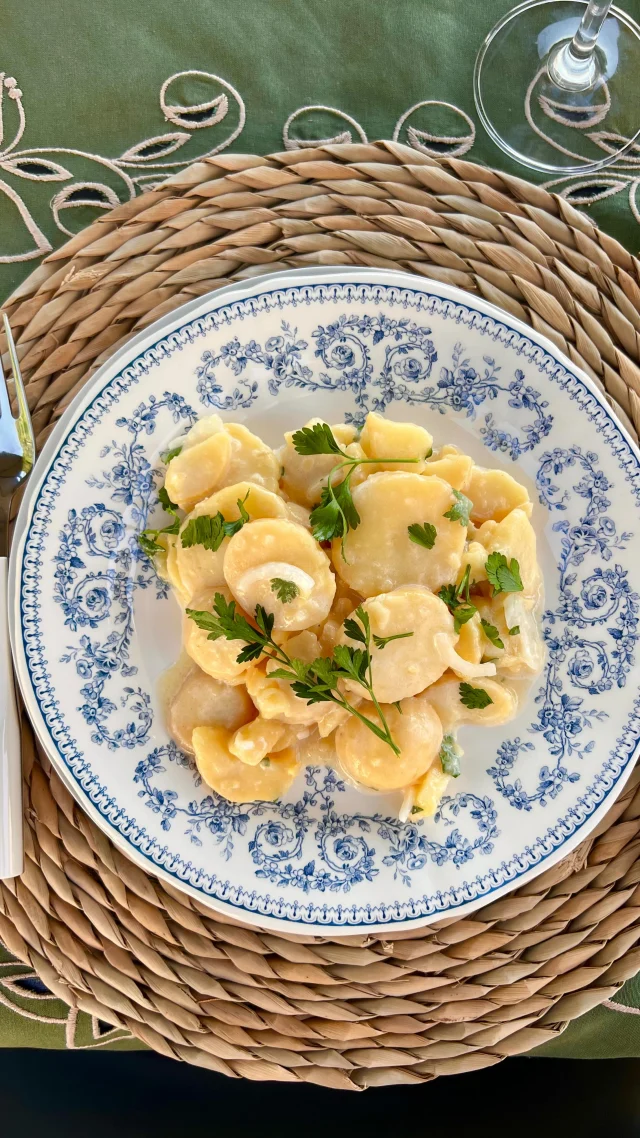 🇫🇷 La meilleure salade de pommes de terre !!
🥔🧅🌿🥛
Elle est alsacienne évidement !
Tu valides ?

Ingrédients 
20 pommes de terre
3 oignons frais
1 cuillère à café de moutarde de Dijon
150 ml de vinaigre de miel
200 ml d’huile de tournesol
1/2 bouillon cube de bœuf
10 cl de crème fraîche liquide
Persil
Sel
Poivre

Faites cuire les pommes de terre en robe des champs dans une eau salée.
Épluchez-les et coupez-les en tranches de 5-6 mm d’épaisseur environ.
Déposez-les dans votre saladier.
Ajoutez les oignons coupés finement et le persil ciselé.
Réalisez une vinaigrette en mélangeant la moutarde, le vinaigre et l’huile.
Arroser généreusement votre salade de vinaigrette.
Faites fondre le bouillon de bœuf dans 1/2 l d’eau bouillante.
Verser un peu de bouillon ainsi obtenu encore bien chaud sur la salade.
Mélangez et ajouter finalement la crème.
Goûtez pour finaliser votre assaisonnement.

🇺🇸 The best potato salad !
🥔🧅🌿🥛
It’s the Alsatian one!
Sounds good?
Recipe in bio
•
#casseroleetchocolat #salade #fraicheur #pommedeterre #été #salad #alsace #recettesimple #recettefacile  #pomegranate #alsacemylove #alsatian #vinaigre #vinegar #creme #vegetarien #summer #vegetarianfood