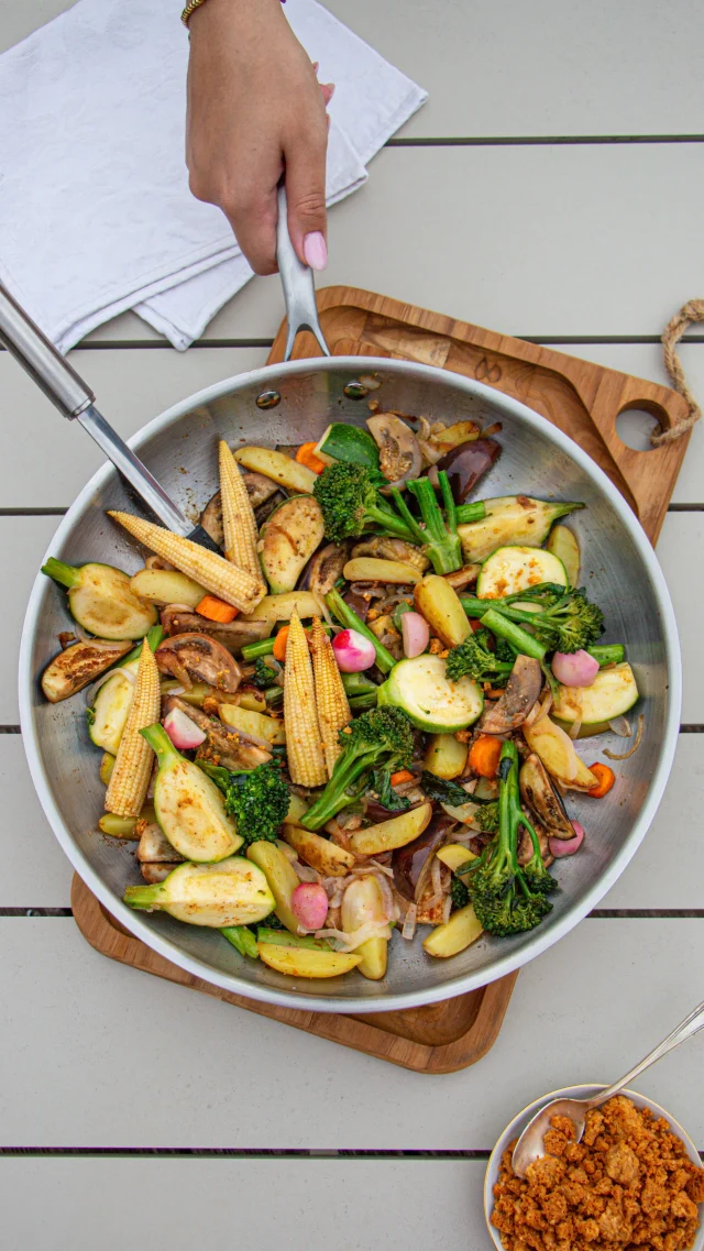 🇫🇷 Poêlée de fin d‘été aux 9 légumes et crumble salé au thym !
Réalisée dans ma poêle Chef&Co de @culinarionfr 
100% inox, sans PFAs, fabriquée en France, durable et garantie à vie.
J’ai bénéficié d’une remise de 10 euros en ramenant une vieille poêle dont je ne me servais plus.
Retrouvez toutes les infos en magasin ou sur le site Culinarion, l’opération dure jusqu’au 13 septembre.
*Collaboration commerciale*
La recette est dans le premier commentaire ou sur le blog.
Bon appétit ! 

🇺🇸 Stir fried veggies with savory crumble with thyme!
Link in bio.
Bon appétit!

#culinarion #poele #inox #casseroleetchocolat #légumes #crumble #vegetarien #vegetarianfood #veggies #vegetables #faiteslebongeste #cuisinesaine #sanspfas #poêle #recettesimple #recette #recettefacile #pascher
