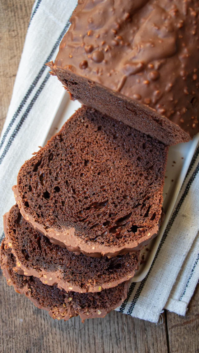 🇫🇷 Gâteau au chocolat et mascarpone 🤎
Un moelleux incroyable, une gourmandise à tomber !
La recette est là pour toi!

Ingrédients 
4 œufs
150 g de sucre
250 g de mascarpone
200 g de chocolat
16 g de cacao en poudre
200 g de farine
1,5 sachets de levure

Déroulé 
Préchauffez votre four à 170 degrés.
Faites fondre les 200 g de chocolat au bain marie.
Battez les 4 œufs puis ajoutez les 150 g de sucre.
Quand le mélange devient mousseux, ajoutez le mascarpone.
Ajoutez ensuite la farine, le cacao et la levure.
Pour finir, ajoutez le chocolat fondu.
Versez le tout dans votre moule préalablement beurré.
Cuisez 45 minutes.
Une fois cuit, démoulez et laissez refroidir sur une grille.

🇺🇸 Chocolate and mascarpone cake 🤎
So moist and delicious!
You have to try it…
•
#casseroleetchocolat #recettefacile #recetterapide #gourmandise #faitmaison #recette #patisserie #pastry #gouter #mascarpone #cake #chocolate #chocolat #gateau #gâteau #moelleux #moist #easyrecipe #homecook
